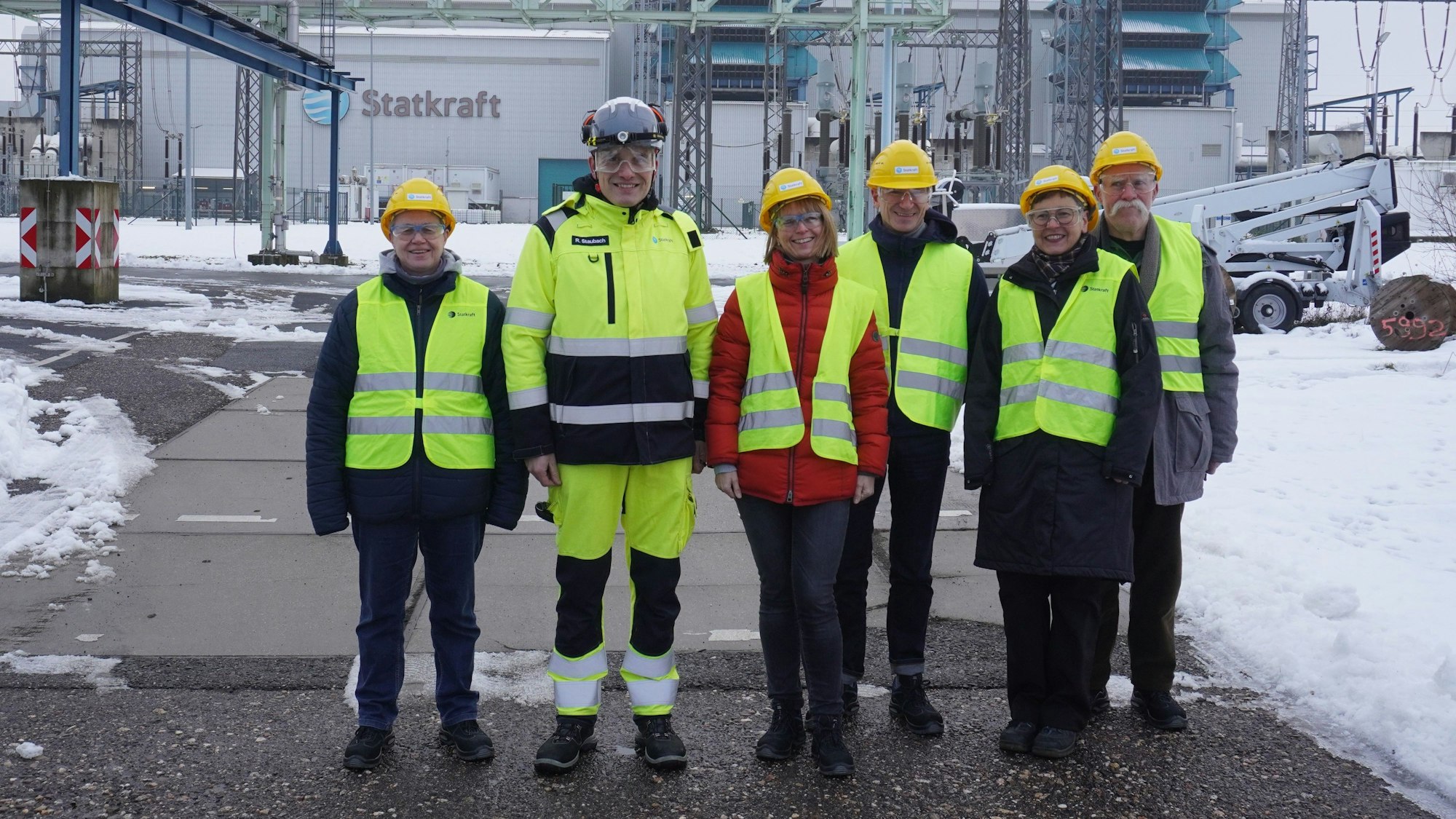 Reiner Staubach, Standortleiter der Gaskraftwerke von Statkraft im Chemiepark Knapsack, führte eine kleine Gruppe von Leserinnen und Lesern  durch eines der Kraftwerke und erläuterte seine Funktionsweise.