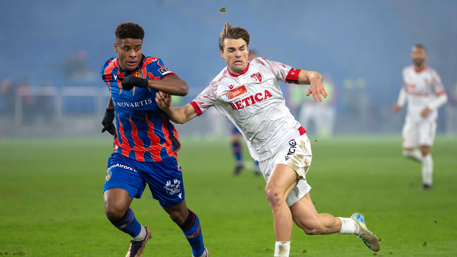 Kevin Carlos, FCB, re. Joel Schmied, FCS, FC Basel - FC Sion, Schweizer Cup Achtelfinale,