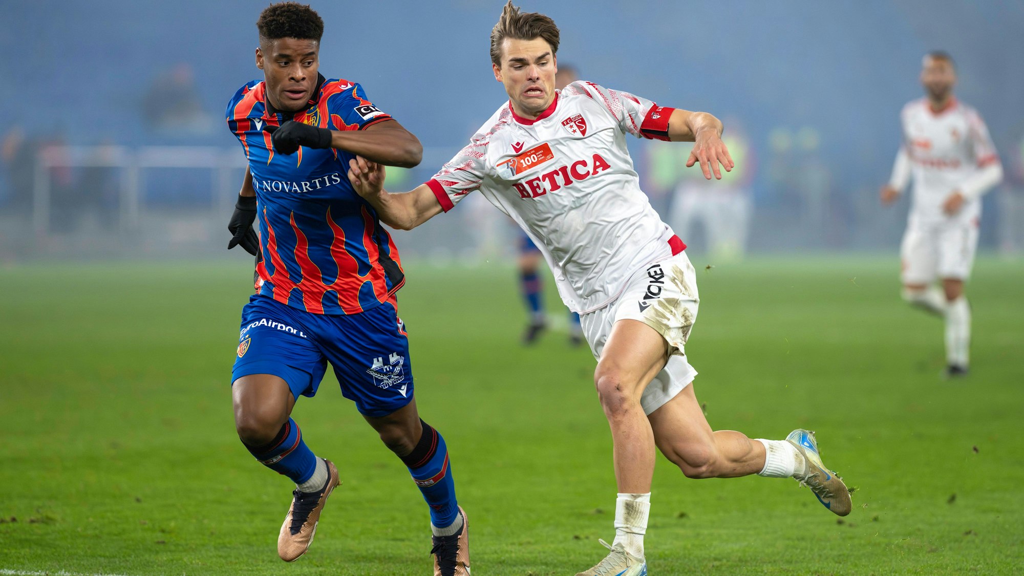 Kevin Carlos, FCB, re. Joel Schmied, FCS, FC Basel - FC Sion, Schweizer Cup Achtelfinale,