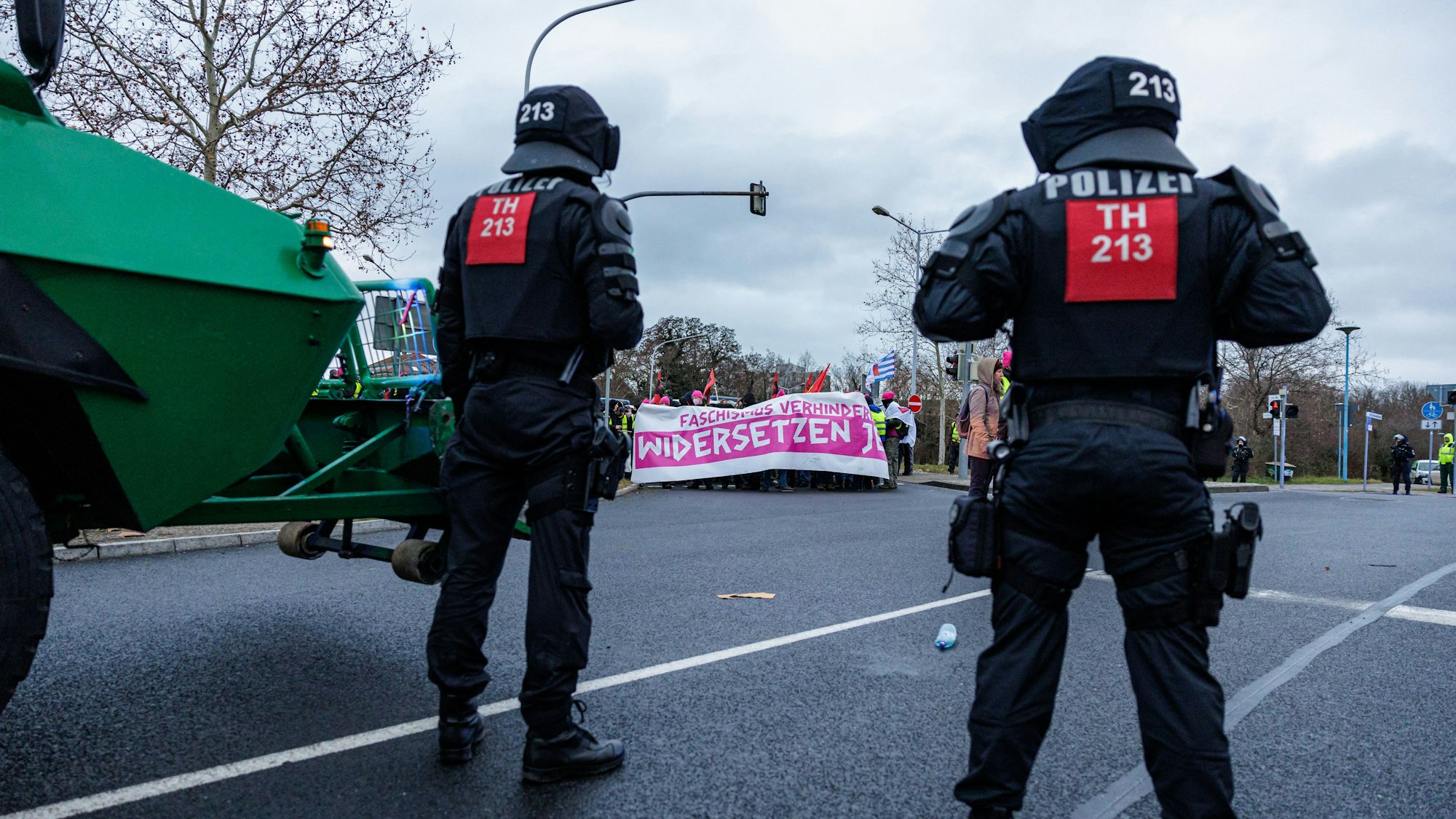 Beim AfD-Parteitag im sächsischen Riesa kam es zu massiven Protesten. Ein Linken-Politiker erhebt nun Vorwürfe gegen die Polizei.