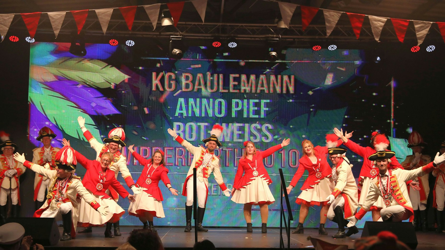 Das Foto zeigt die Korps der KG Baulemann in Uniform.