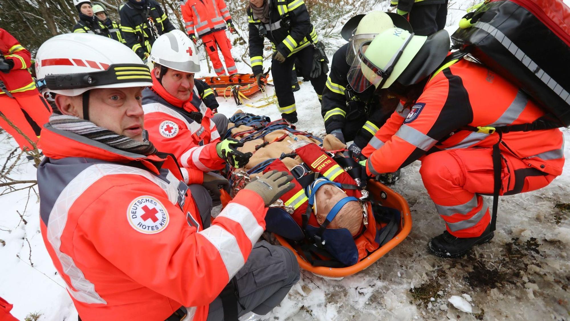 Rettungsübung am Steinbruch Eudenbach: DRK und Rettungsdienst versorgen den „Verletzten“.