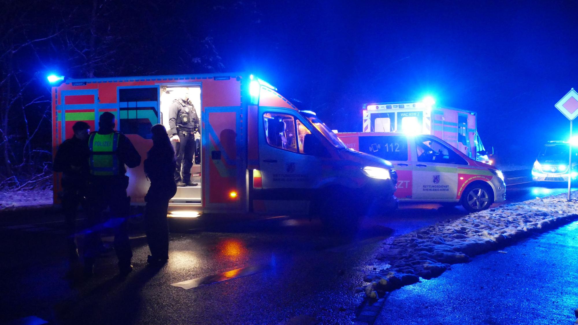 Der Rettungsdienst versorgte die jungen Männer und brachte sie ins Krankenhaus.