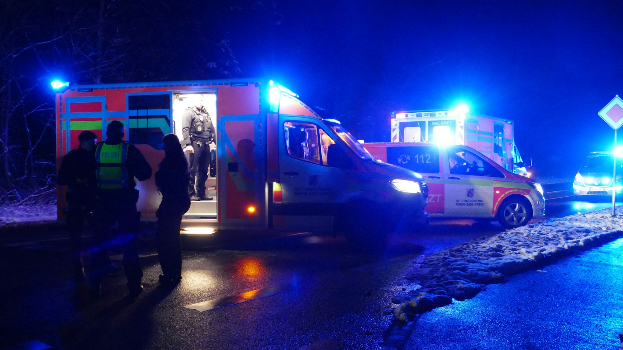 Der Rettungsdienst versorgte die jungen Männer und brachte sie ins Krankenhaus.