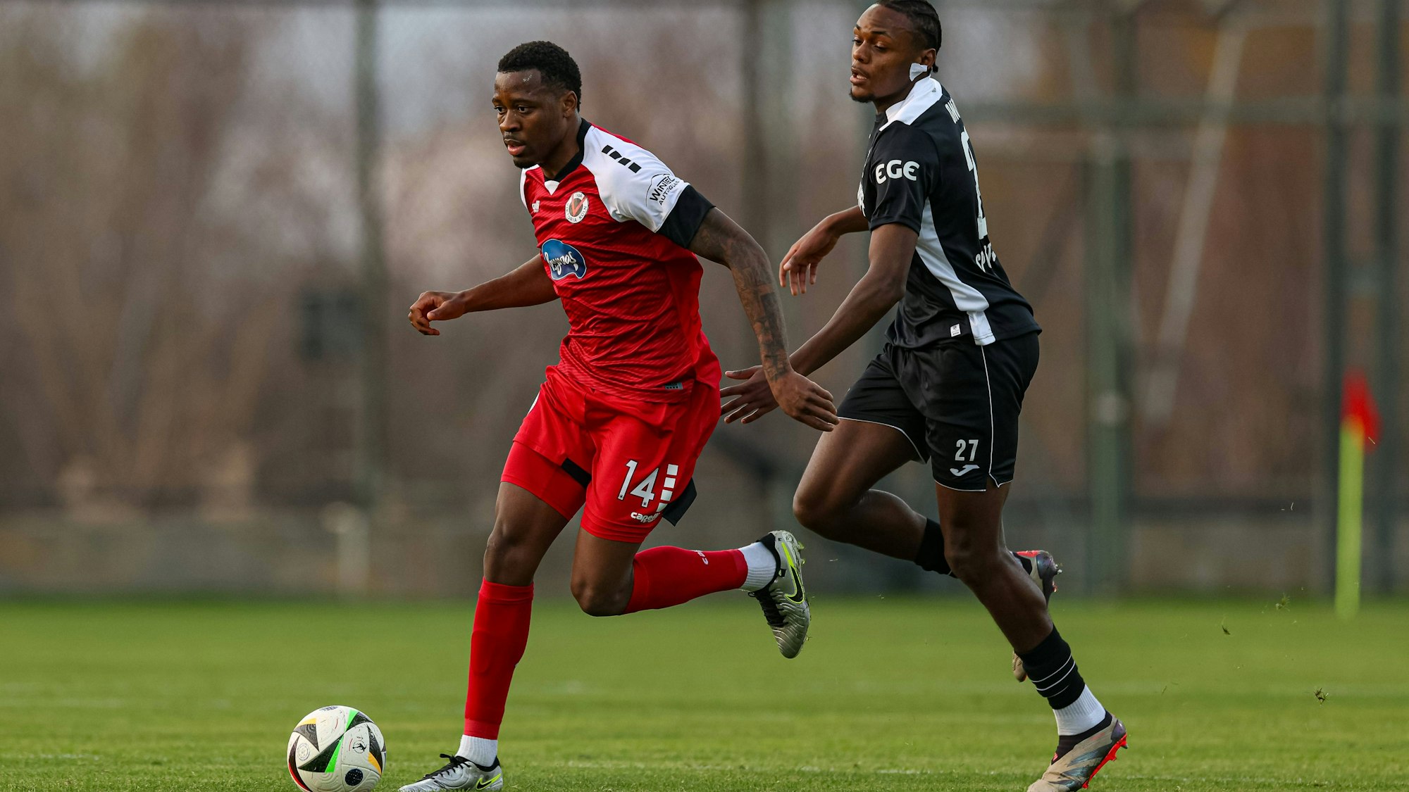 Defensivspieler Enrique Lofolomo (l.), hier im Testspiel gegen Verl, wird die ersten drei Liga-Spiele der Viktoria aufgrund einer Rotsperre verpassen.