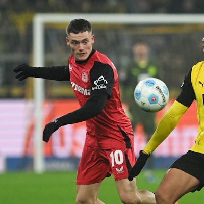 Dortmunds Felix Nmecha (r) und Leverkusens Florian Wirtz kämpfen um den Ball.