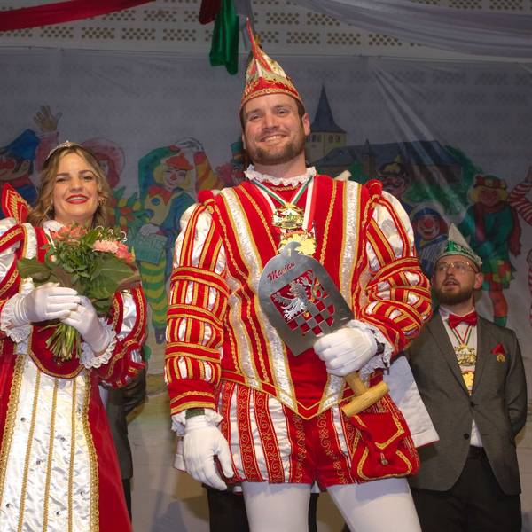 Ein proklamiertes Prinzenpaar steht auf der Bühne.
