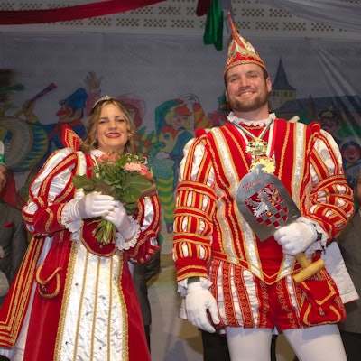 Ein proklamiertes Prinzenpaar steht auf der Bühne.