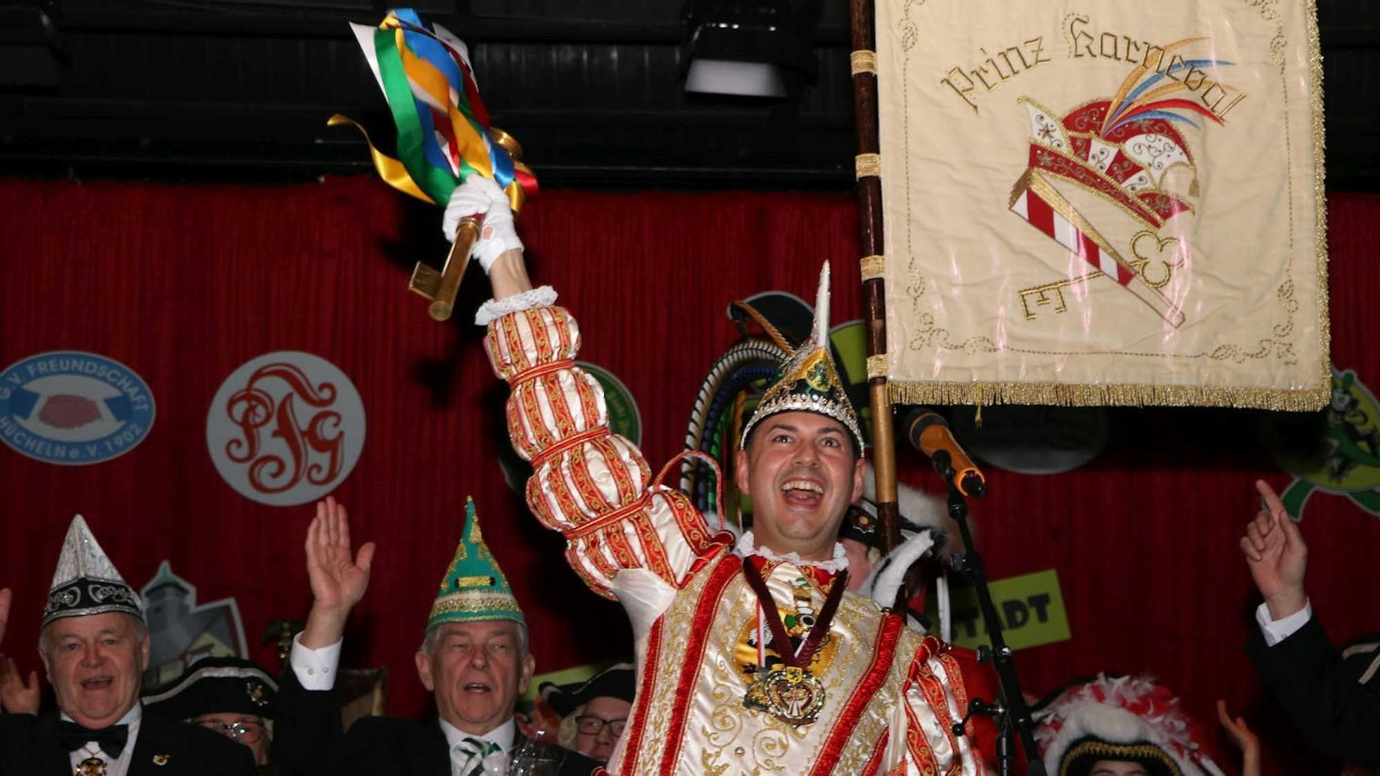 Mit dem Stadtschlüssel übernahm Prinz Thomas I. auch die närrische Regentschaft über Frechens Jecken.