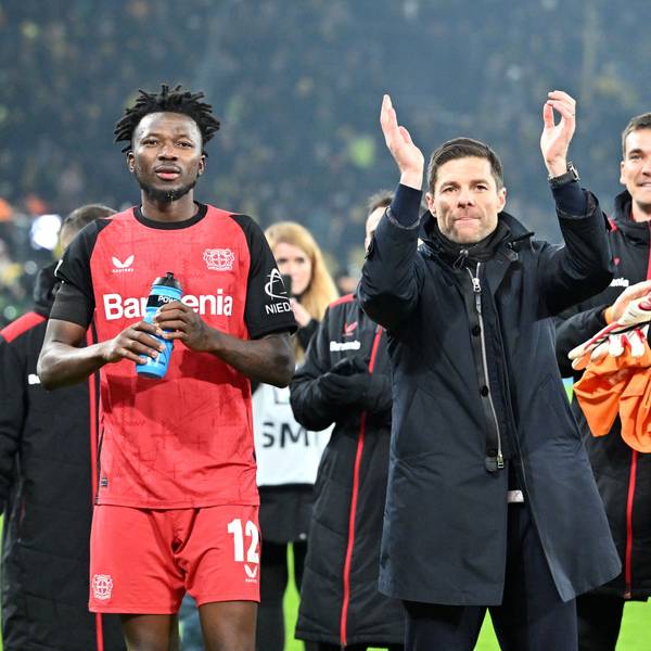Leverkusens Edmond Tapsoba (l-r), Trainer Xabi Alonso und Jonathan Tah feiern den Sieg.