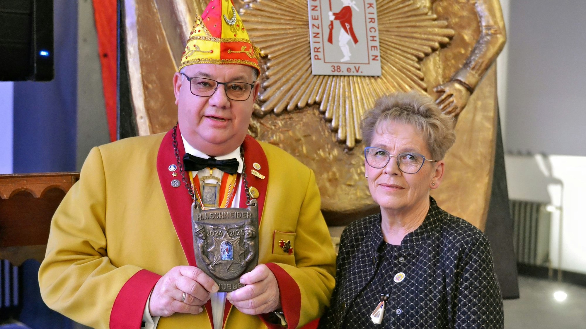 Hans Josef Schneider mit seiner Frau Marianne und dem Knubbelorden.