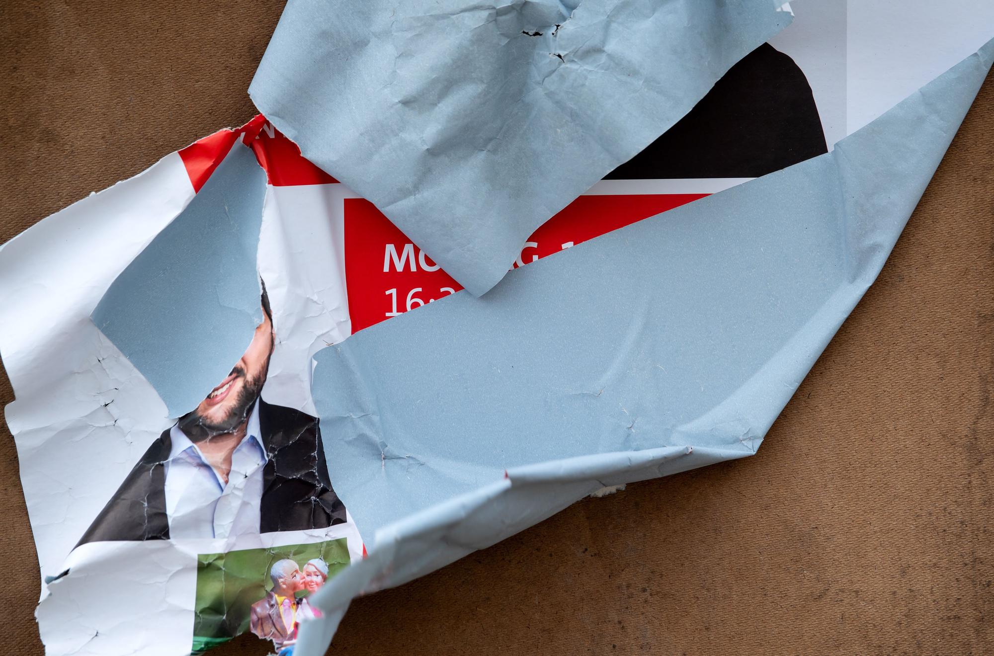 Ein zerstörtes Wahlplakat der SPD.