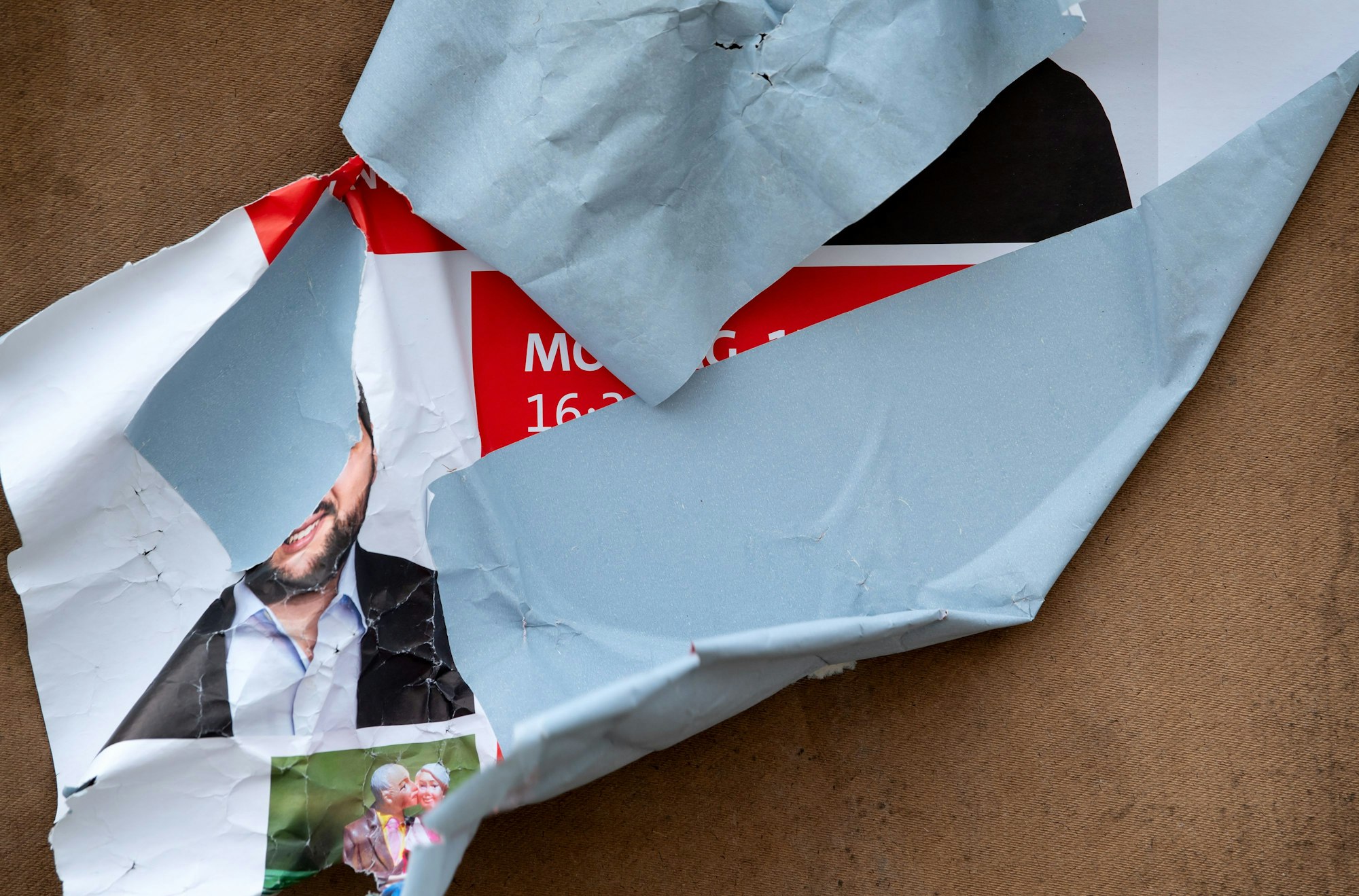 Ein zerstörtes Wahlplakat der SPD.