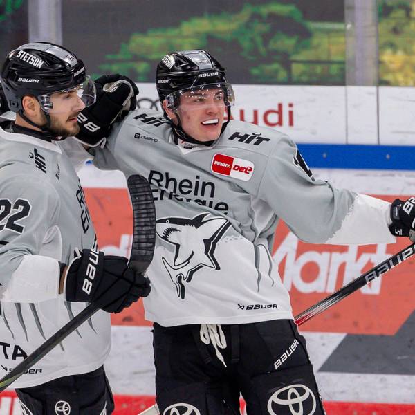 Kölns Torschütze Justin Schütz jubelt nach seinem Tor zum 1:1 mit seinen Mannschaftskollegen.