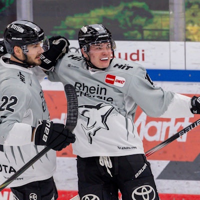 Kölns Torschütze Justin Schütz jubelt nach seinem Tor zum 1:1 mit seinen Mannschaftskollegen.
