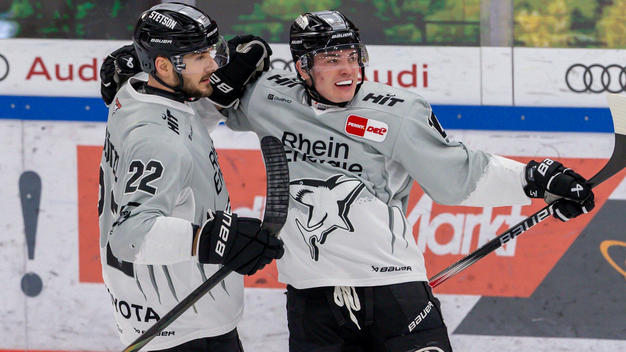 Kölns Torschütze Justin Schütz jubelt nach seinem Tor zum 1:1 mit seinen Mannschaftskollegen.
