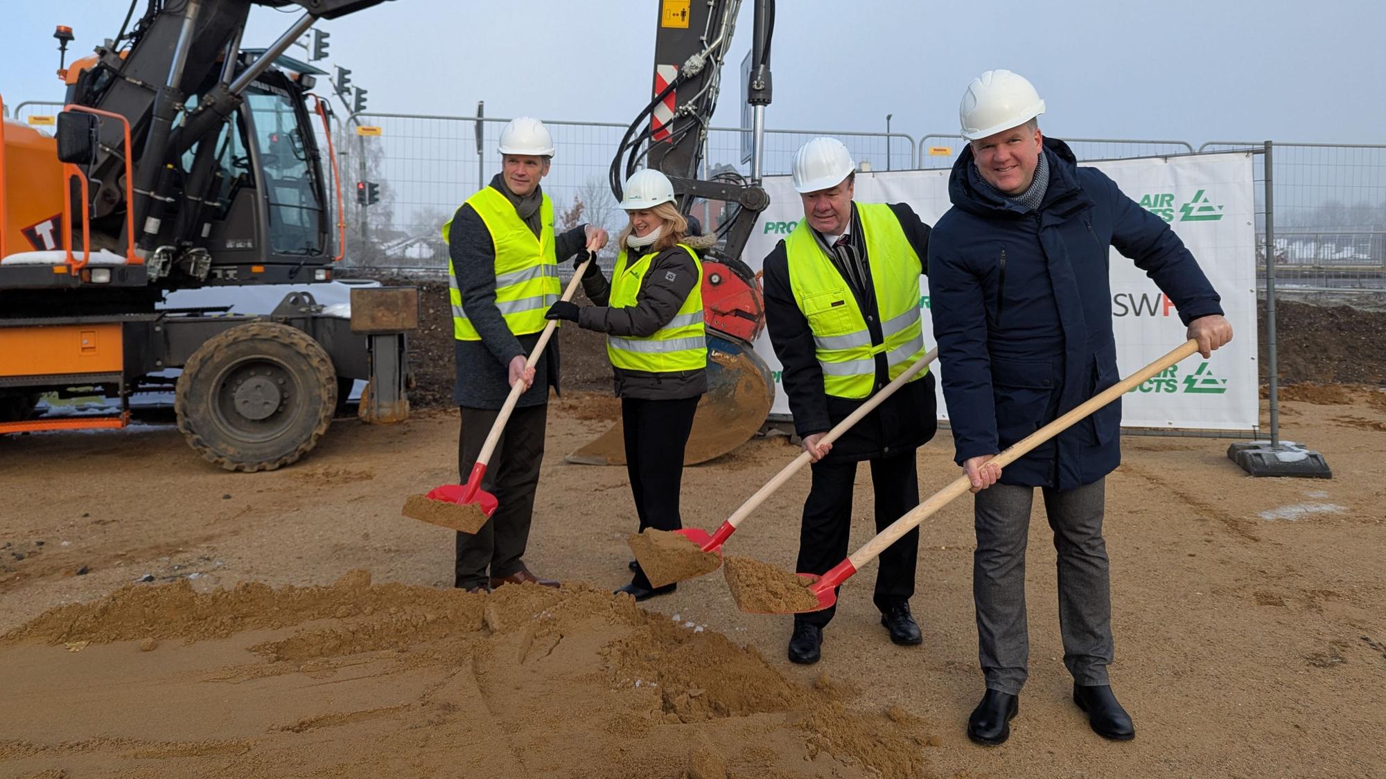 Das Foto zeigt die Vertreterinnen und Vertreter von Air Products und der Stadt mit Helm und Spaten auf der Baustelle.