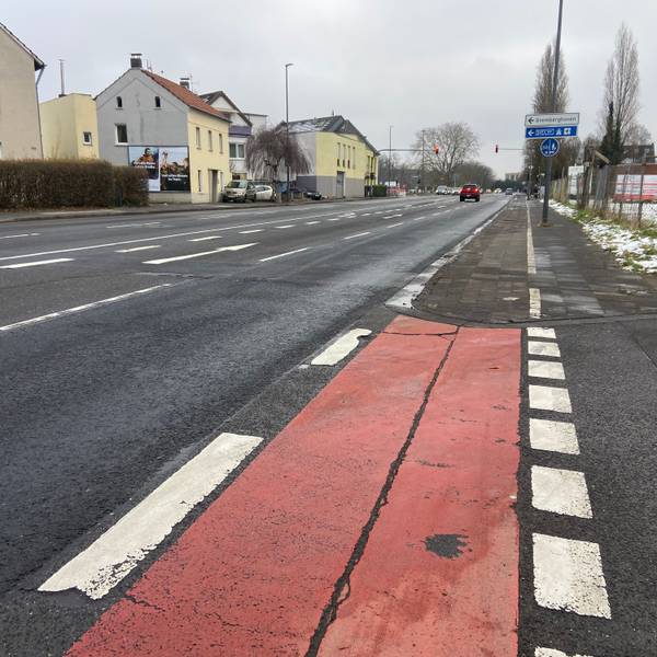 Im Bereich zwischen Hohe Straße und Elke Straße reicht der vorhandene Platz nicht zur Einrichtung eines Radfahrstreifens, hier soll der Radverkehr über den vorhandenen, separaten Radweg laufen.