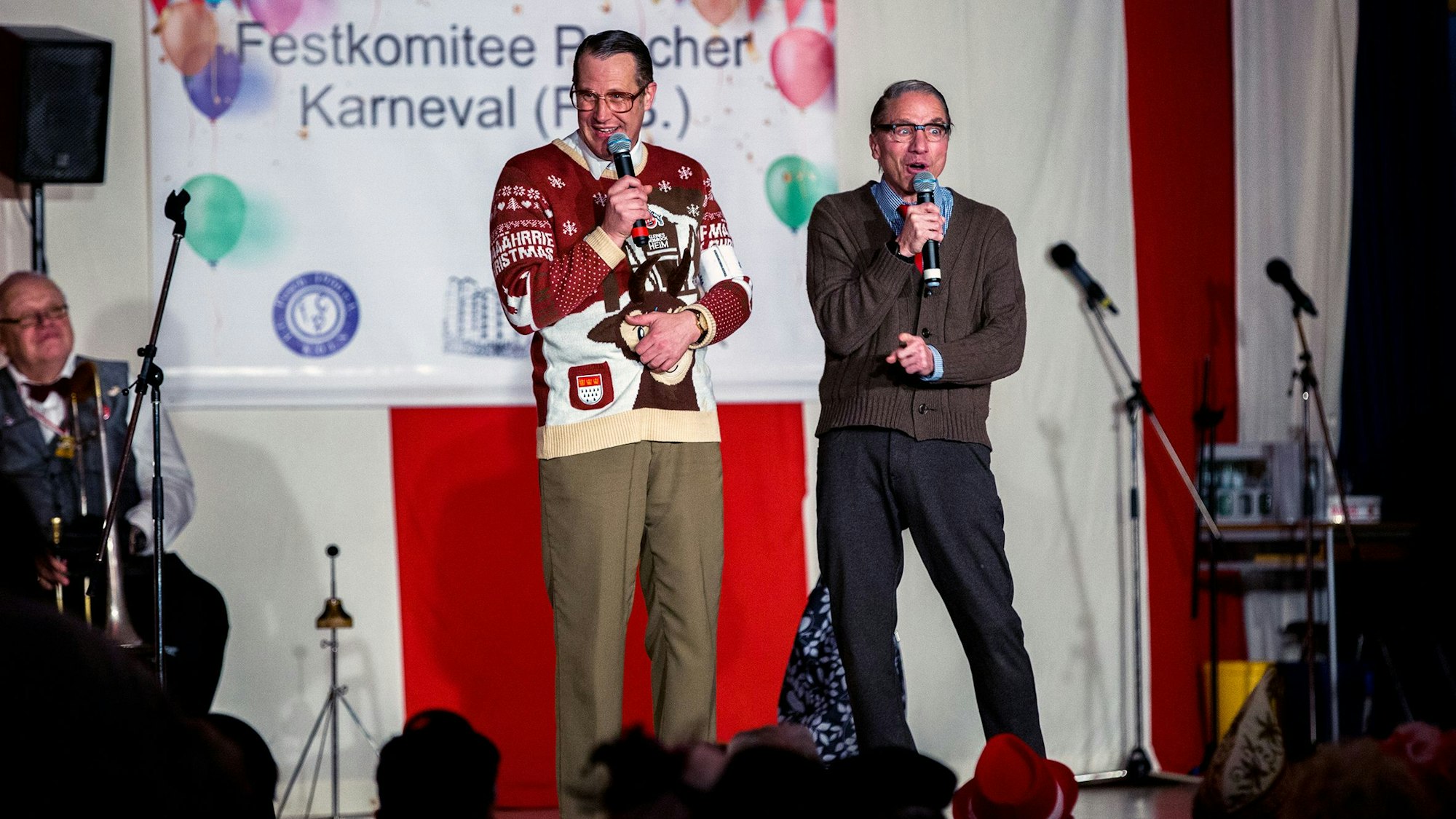 Auftritt des Redner-Duos Willi und Ernst (Dirk Zimmer und Markus Kirschbaum, r.) bei der Sitzung des Festkomitees Pescher Karneval in der Aula des Gymnasiums Pesch..