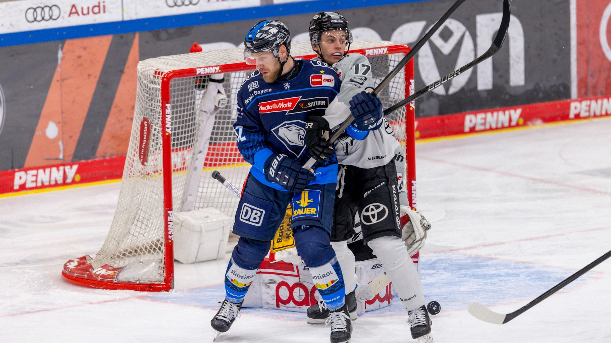 v. li. im Zweikampf Daniel Schmölz / Schmoelz ERC Ingolstadt und Jan Luca Sennhenn Koeln