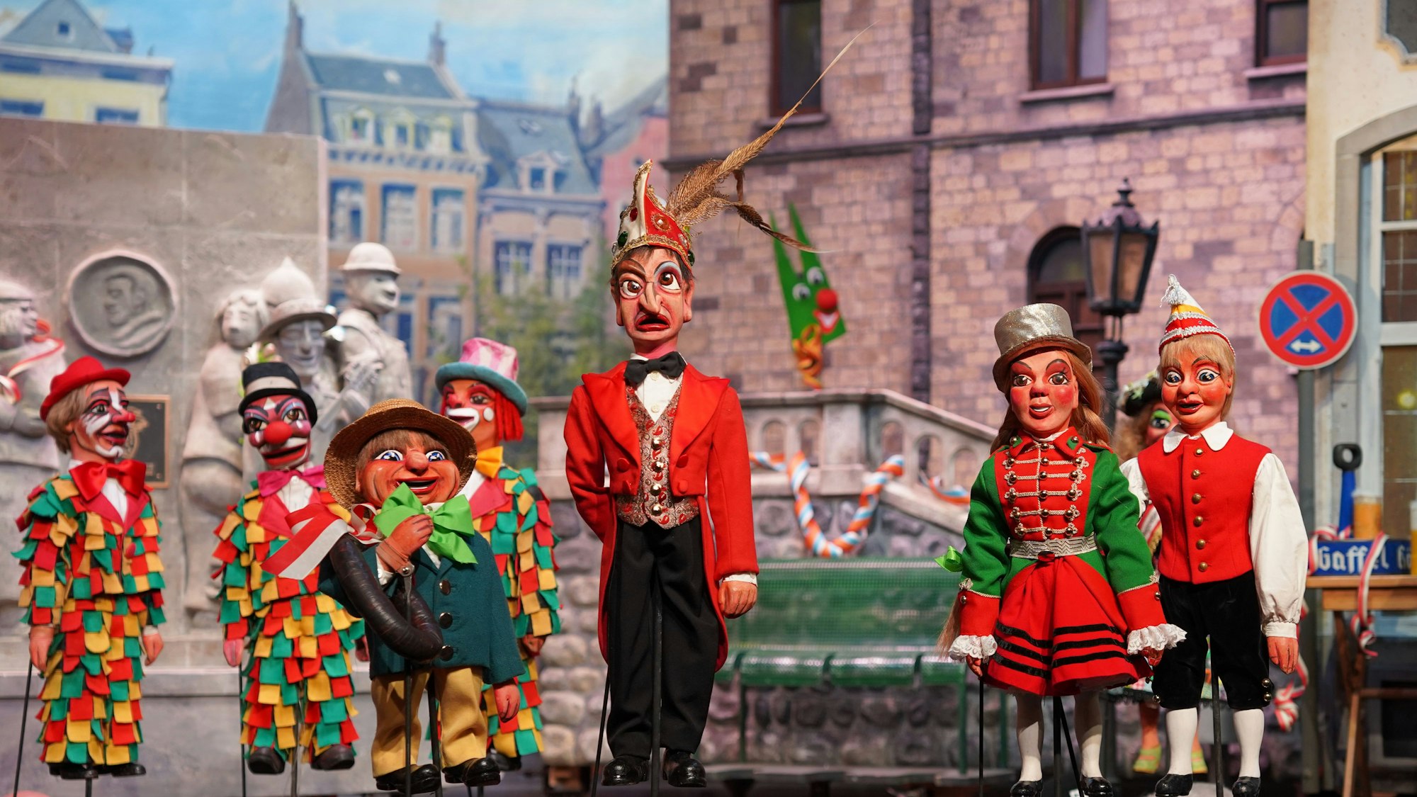 Als Sitzungspräsident lässt Schäl im roten Frack kein gutes Haar an seiner Knollendorfer Heimat.