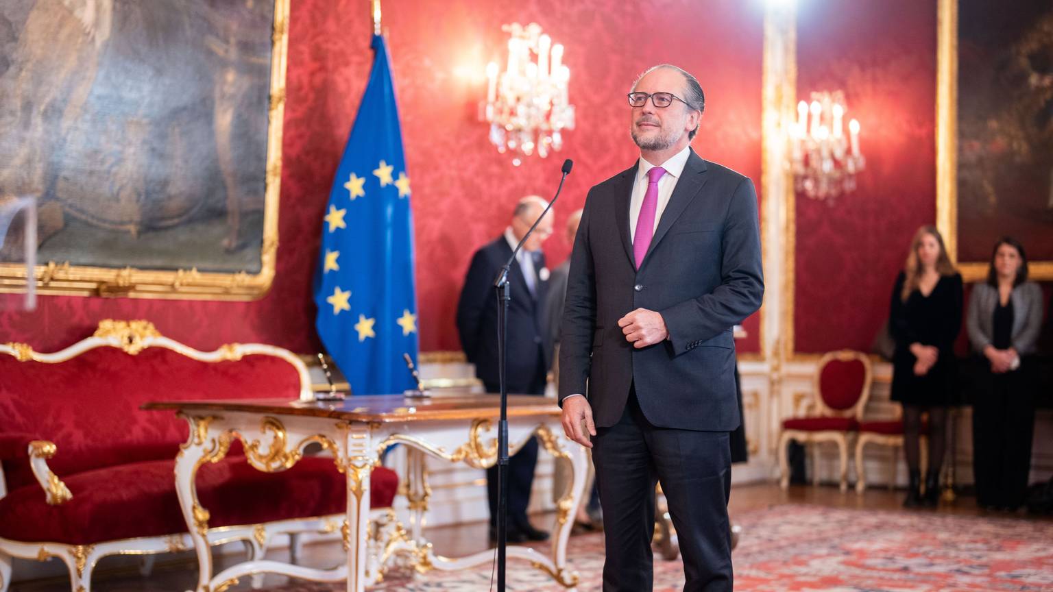 Alexander Schallenberg (ÖVP) wird von Bundespräsident Van der Bellen mit der Fortführung der Verwaltung des Bundeskanzleramtes betraut.