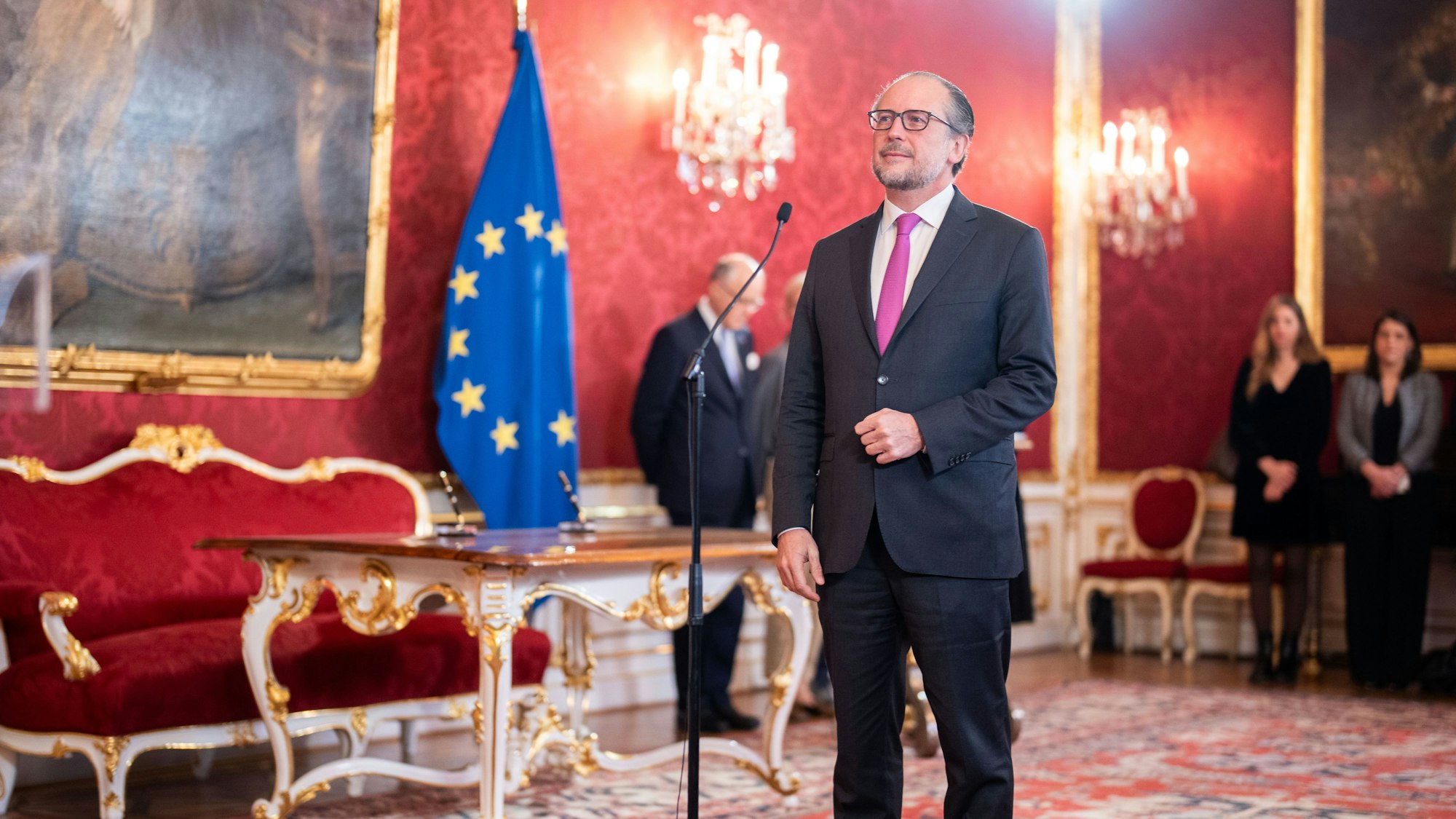 Alexander Schallenberg (ÖVP) wird von Bundespräsident Van der Bellen mit der Fortführung der Verwaltung des Bundeskanzleramtes betraut.