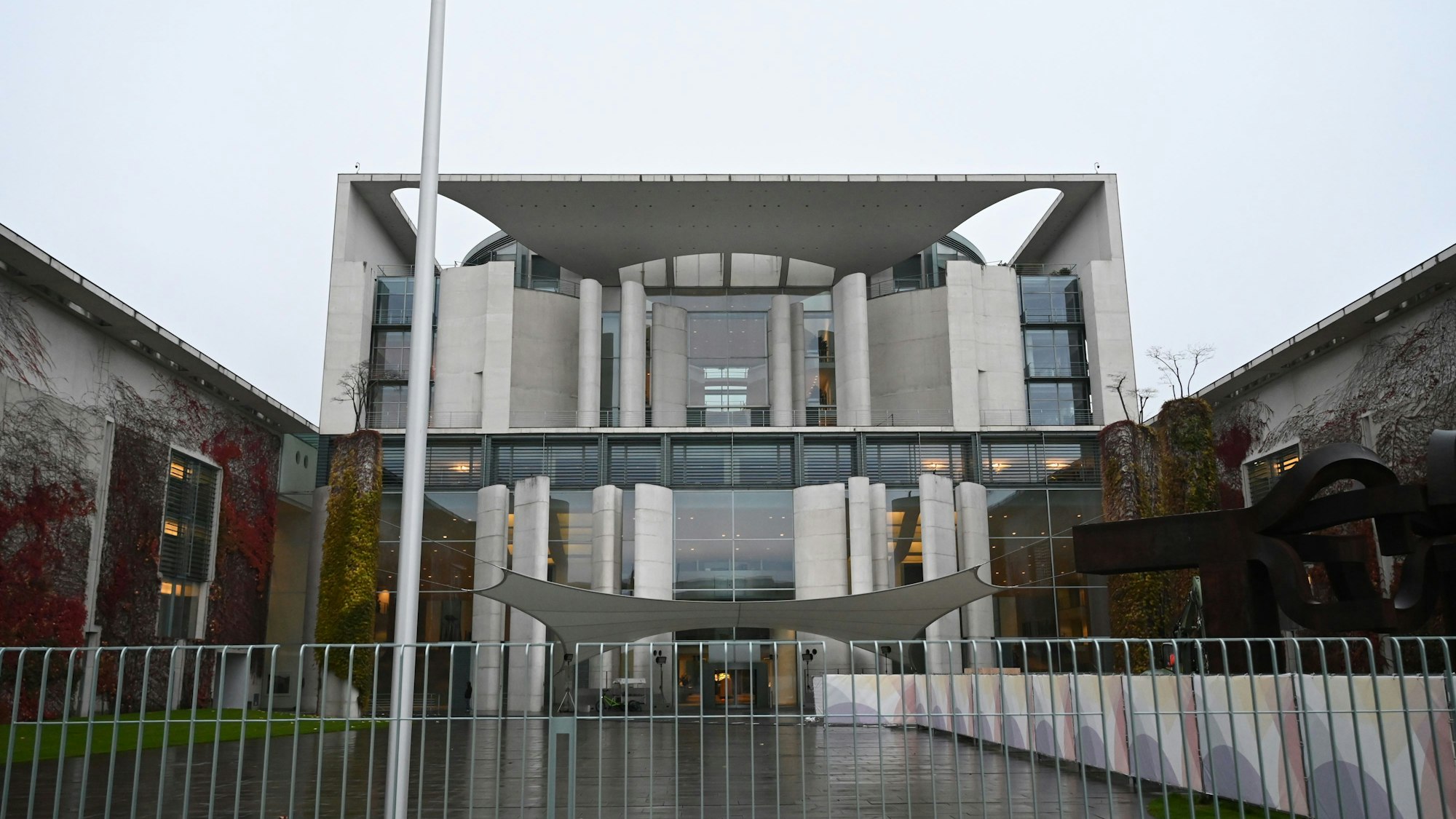 ARCHIV - 13.11.2024, Berlin: Das Bundeskanzleramt am Morgen. Ein Mann soll am Amtssitz von Kanzler Olaf Scholz (SPD) dort einen Beutel auf eine Wache der Bundespolizei geworfen haben. (zu dpa: «Mann beschädigt erneut Gebäude im Regierungsviertel») Foto: Markus Lenhardt/dpa +++ dpa-Bildfunk +++