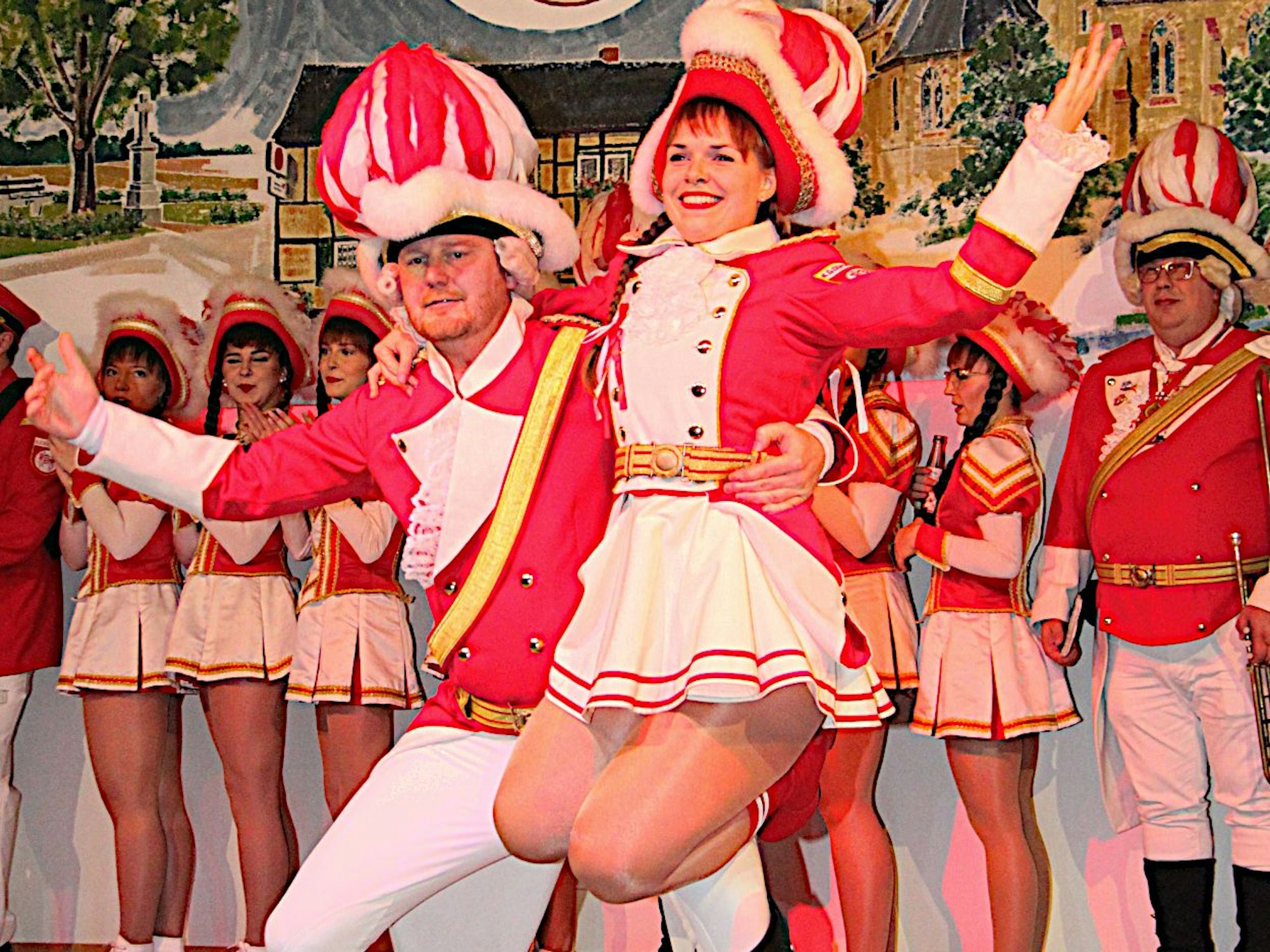 Das Bild zeigt Dirk Lamb und Leonie Pünzeler während eines Auftritts.