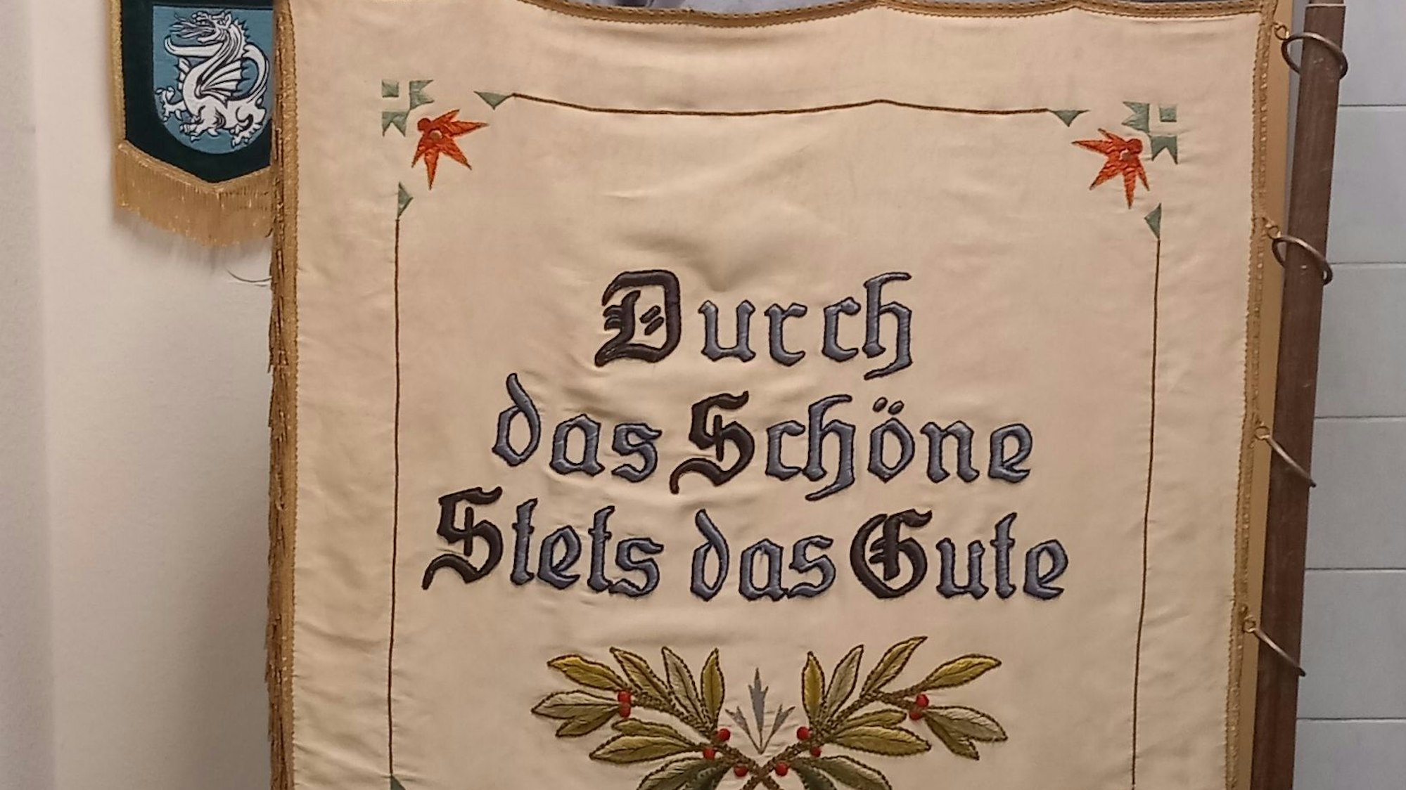 Gemeindearchiv Wachtberg. Archivar David Held mit seinem Lieblingsstück, der Fahne des Männerchors Concordia von 1948