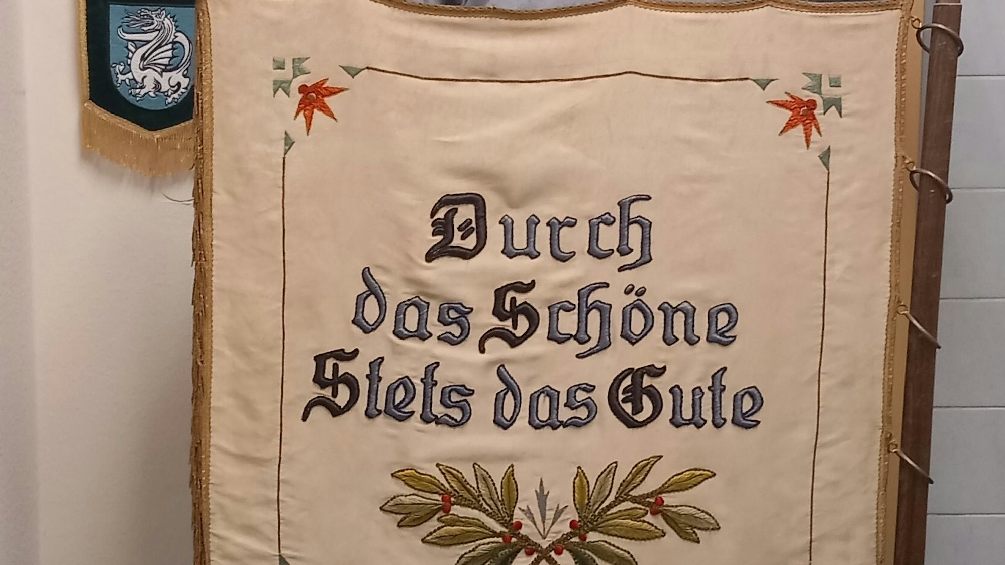 Gemeindearchiv Wachtberg. Archivar David Held mit seinem Lieblingsstück, der Fahne des Männerchors Concordia von 1948