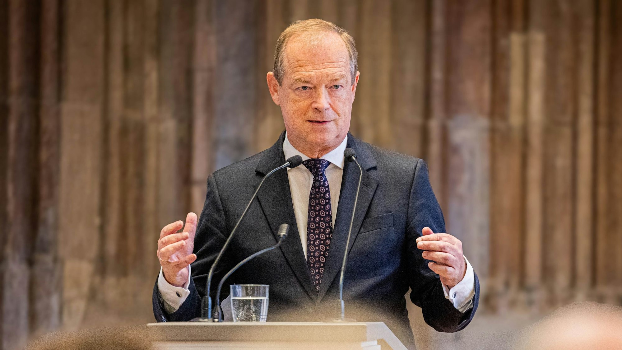 Professor Dr. Michael Hallek bei seiner Auszeichnung mit dem Bundesverdienstkreuz im vergangenen Oktober.