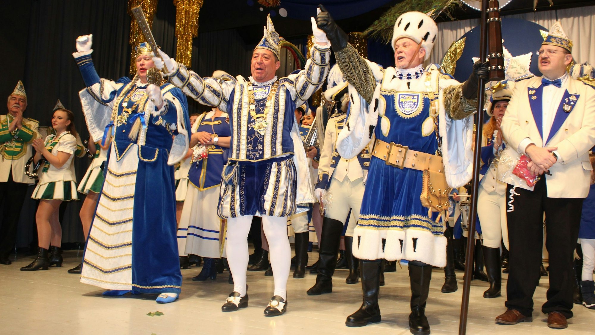 Tollitäten stehen auf eine Bühne.