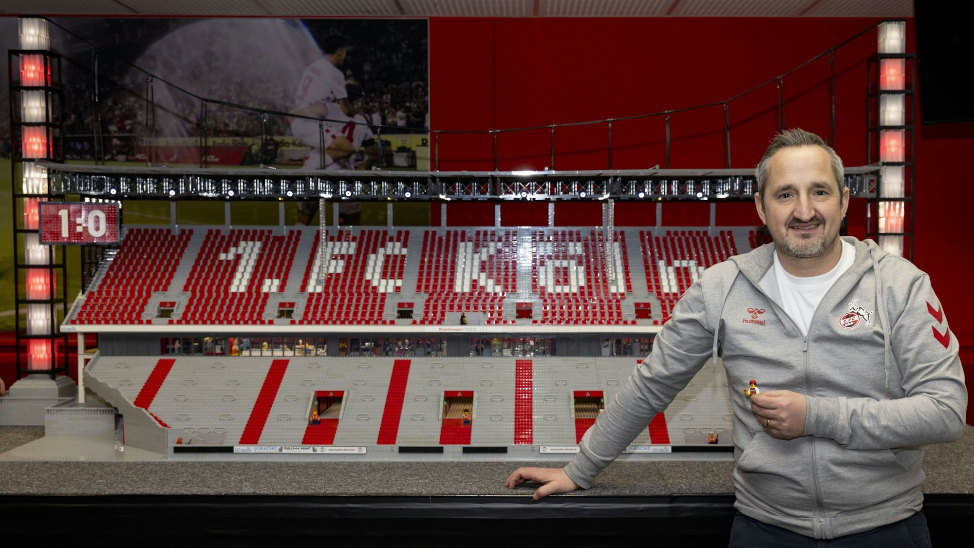 Die nachgebaute Südkurve von Tobias Franzgrote-vom-Brocke ist 2,40 Meter breit.