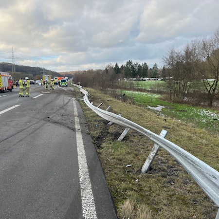 Deutliche Bremsspuren auf dem rechten Fahrstreifen der Autobahn 3 kurz hinter der Raststätte Sülztal, die Leitplanke ist eingedrückt, Erde aufgewühlt. Polizei und Feuerwehr stehen an der Unfallstelle.