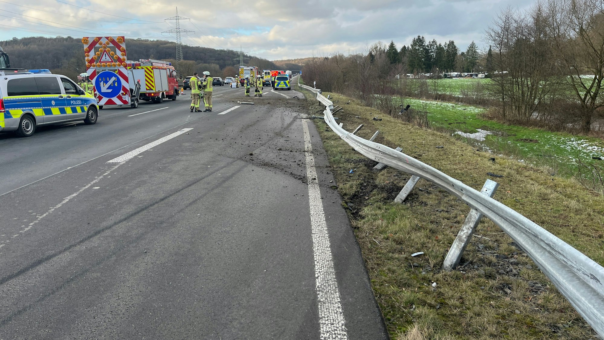 Ein Schutzplanke an der Autobahn ist schwer beschädigt.