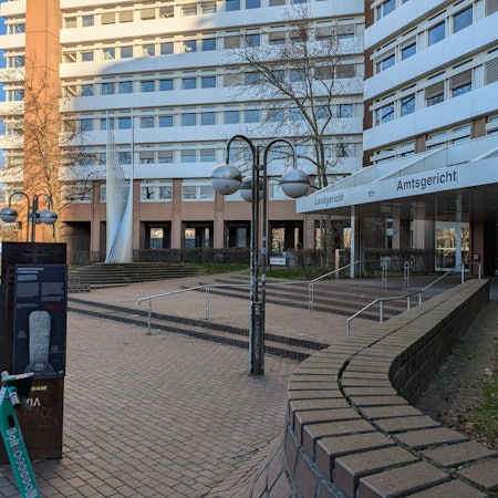 Das Bild zeigt das Gerichtsgebäude von der Außenseite.