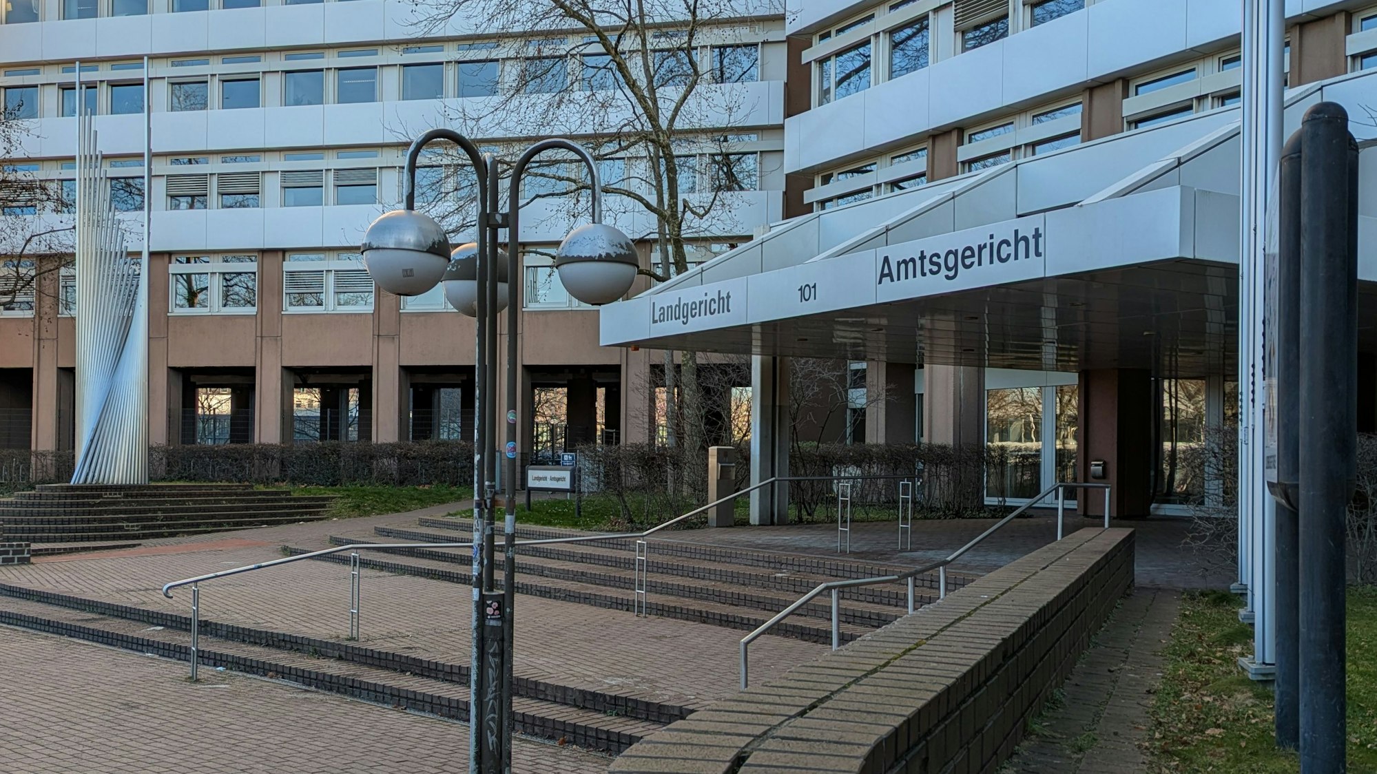 Das Bild zeigt den Eingangsbereich des Land- und Amtsgerichts in Köln