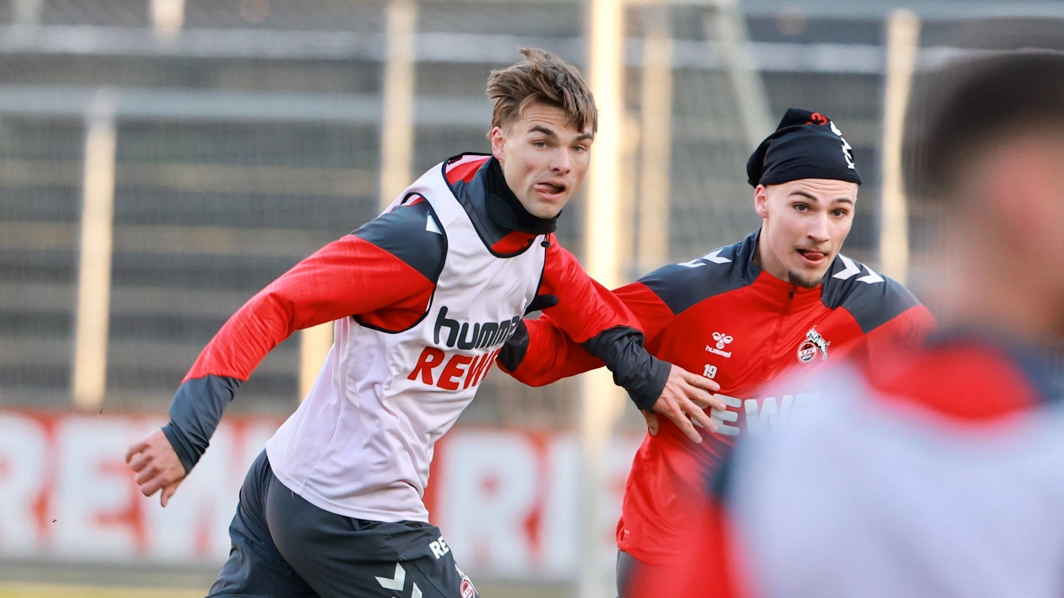 Joel Schmied (l. mit Tim Lemperle) absolvierte am Montag sein erstes Training als Neuzugang des 1. FC Köln.