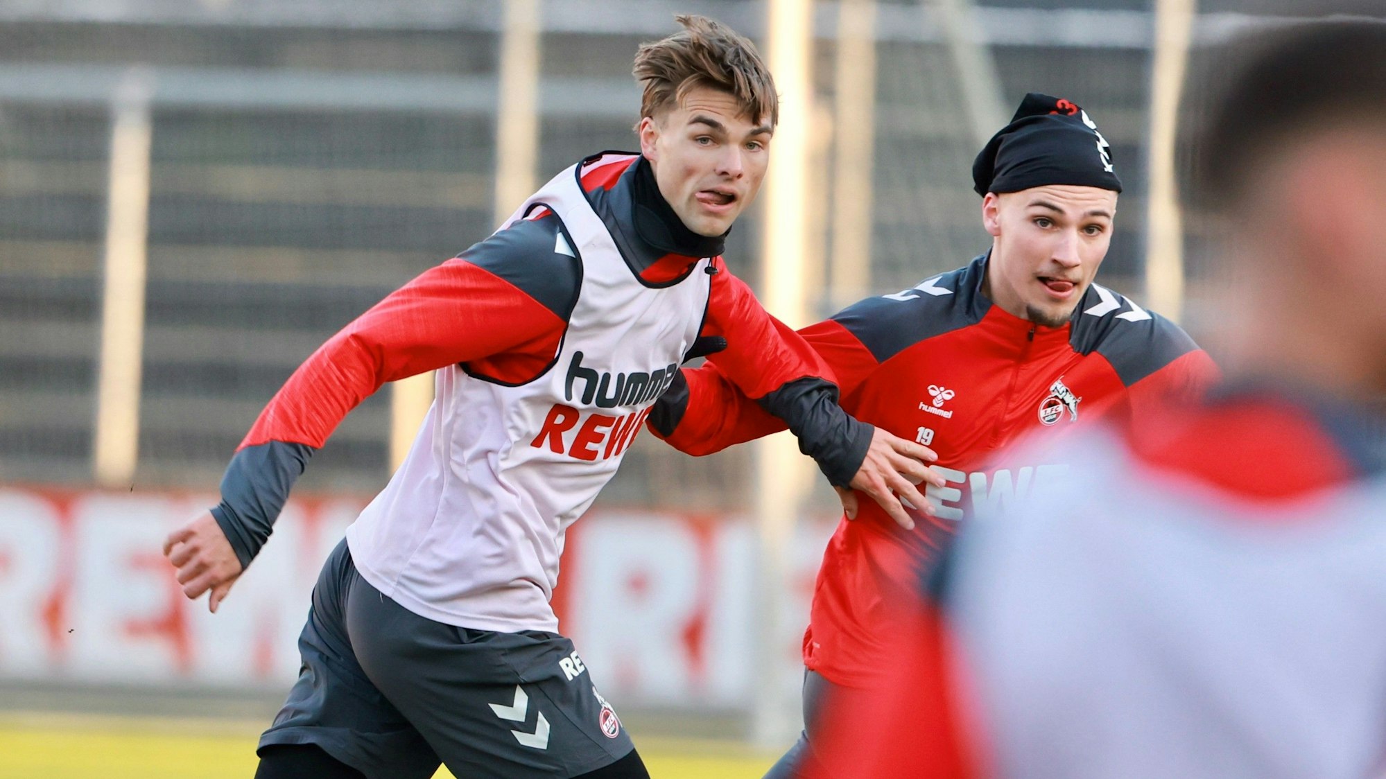 Joel Schmied (l. mit Tim Lemperle) absolvierte am Montag sein erstes Training als Neuzugang des 1. FC Köln.