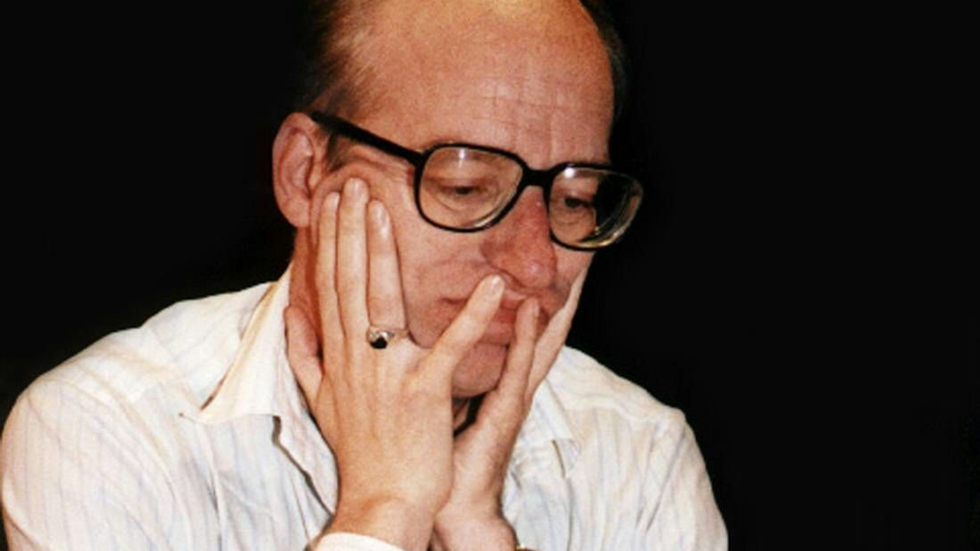 Großmeister Dr. Robert Hübner am Brett Schach 24. Internationale Dortmunder Schachtage vom 05.-14.07.1996 Einzelbild Dortmund Konzentration, Nachdenklichkeit,