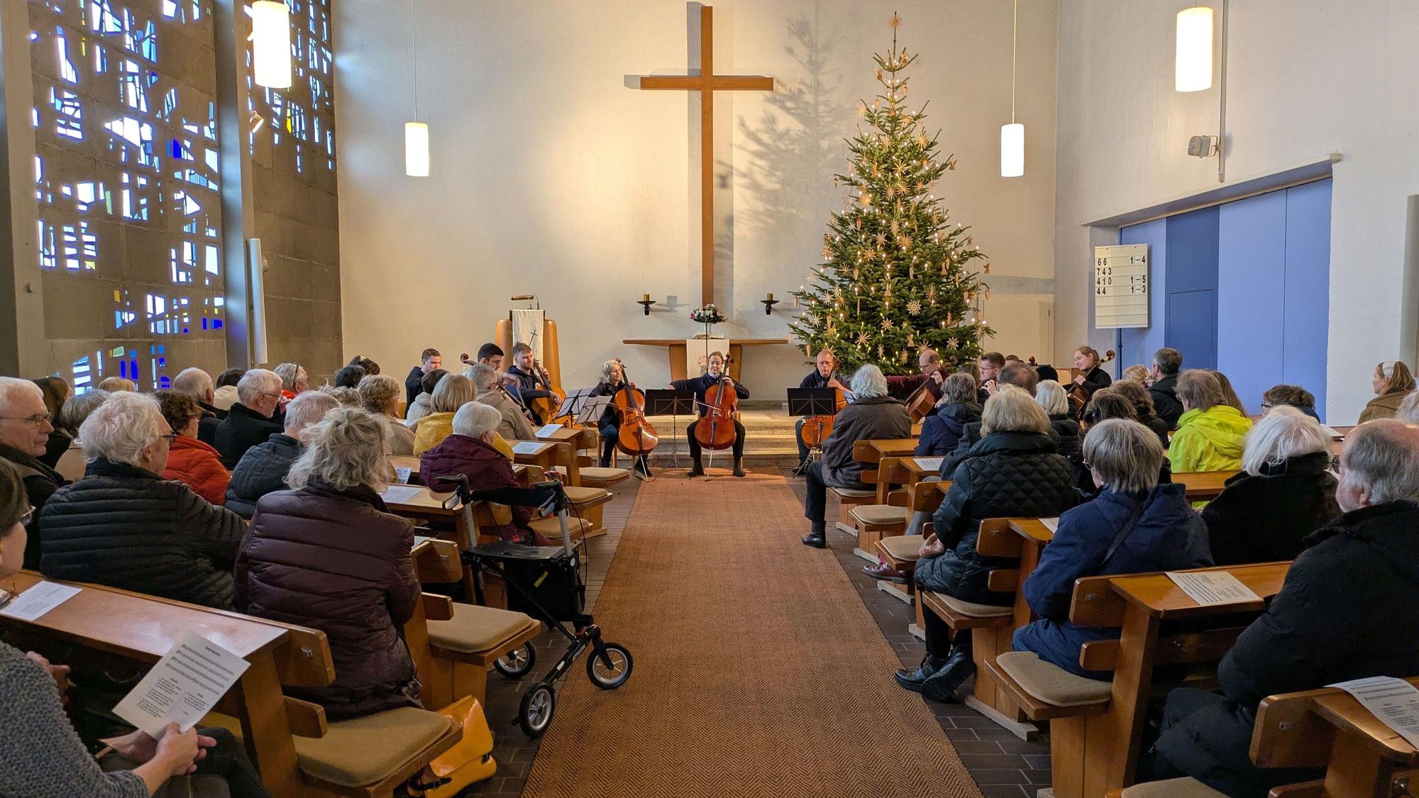 Das Cello-Ensemble des Uniorchesters Bonn spielt ein Konzert in der Kirche.