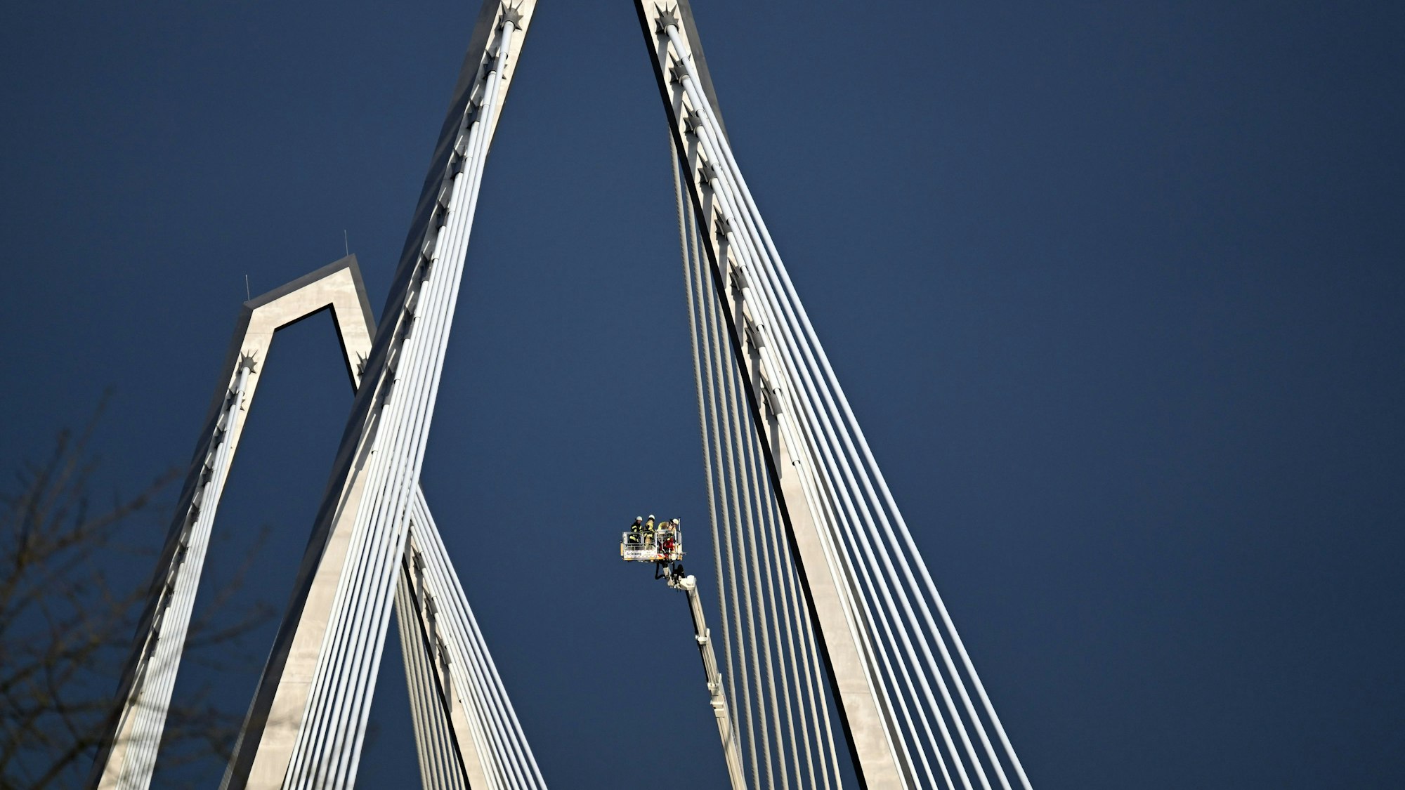 dpatopbilder - 10.01.2025, Nordrhein-Westfalen, Leverkusen: Ein Hubwagen steht auf der Leverkusener Brücke. Die Leverkusener Rheinbrücke ist aufgrund herabfallender Eiszapfen bis auf Weiteres vollständig gesperrt worden. Gemeinsam mit der Feuerwehr soll nun abtauender Schnee sowie Eis geräumt werden, teilte die Autobahn GmbH mit. Foto: Federico Gambarini/dpa +++ dpa-Bildfunk +++