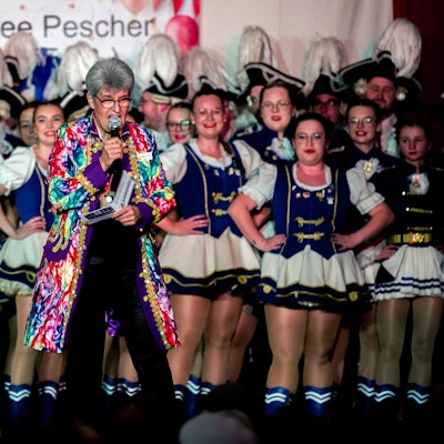 Gekonnt führte Sitzungspräsidentin Gertrud Meinert durch das mehrstündige Sitzungsprogramm in der Aula des Pescher Gymnasiums.