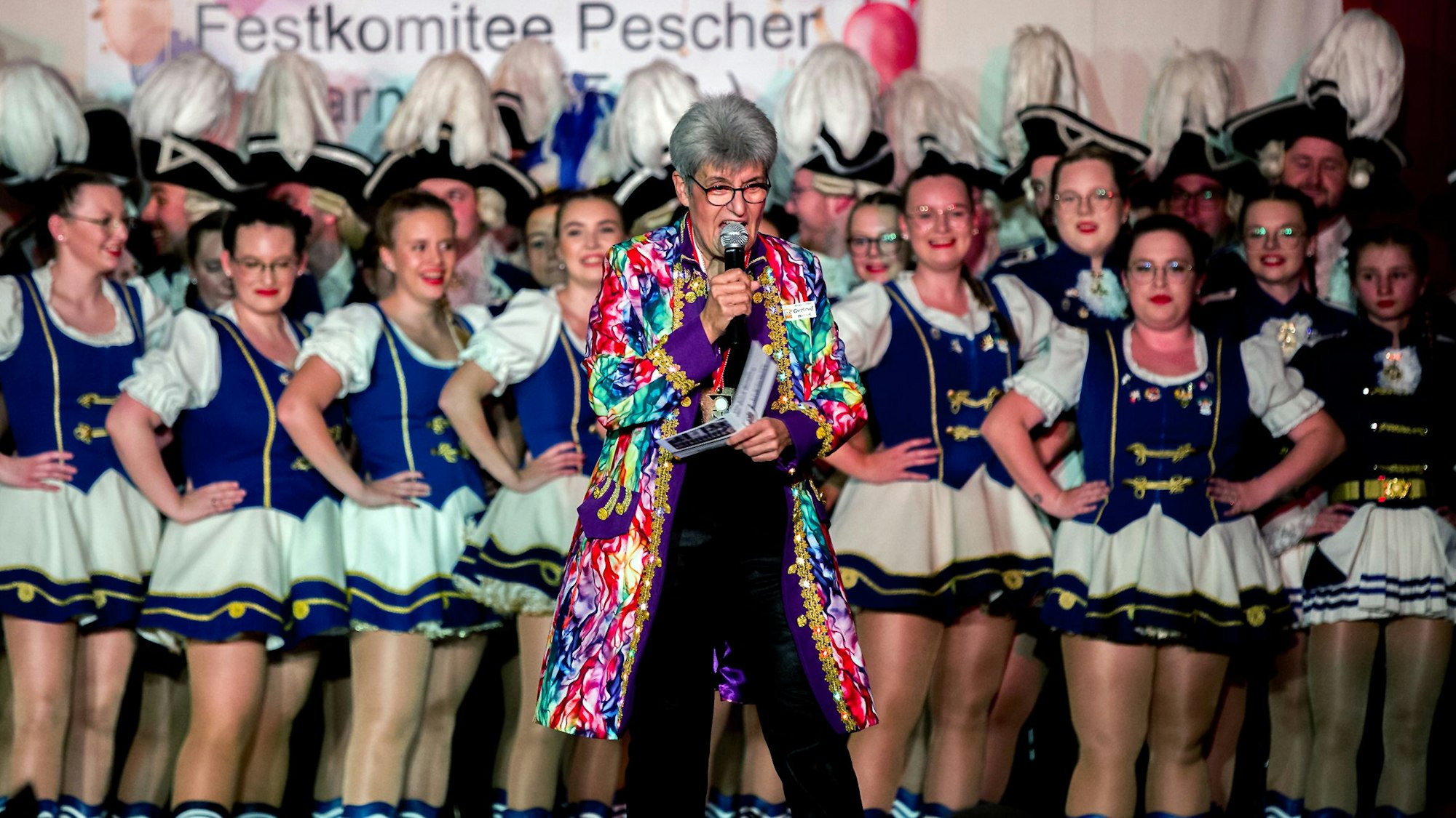 Gekonnt führte Sitzungspräsidentin Gertrud Meinert durch das mehrstündige Sitzungsprogramm in der Aula des Pescher Gymnasiums.