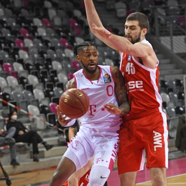 In der Saison 2020/21 gastierte Rihards Lomazs (rechts) mit der BG Göttingen bei den Baskets und AlexHamilton.