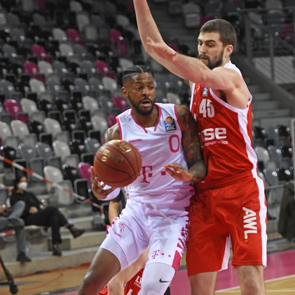 In der Saison 2020/21 gastierte Rihards Lomazs (rechts) mit der BG Göttingen bei den Baskets und AlexHamilton.