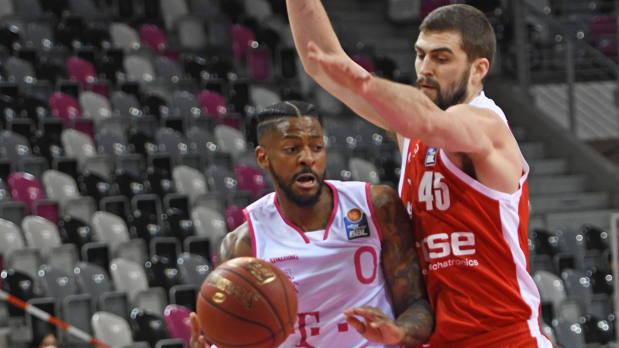 In der Saison 2020/21 gastierte Rihards Lomazs (rechts) mit der BG Göttingen bei den Baskets und AlexHamilton.