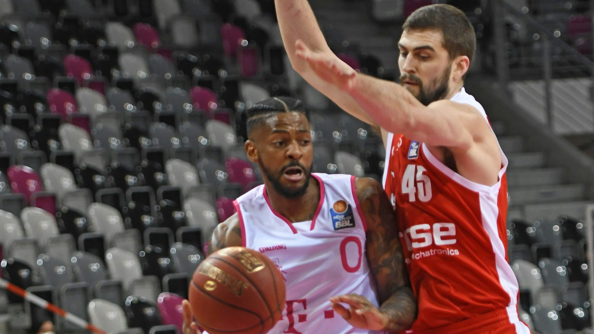 In der Saison 2020/21 gastierte Rihards Lomazs (rechts) mit der BG Göttingen bei den Baskets und AlexHamilton.