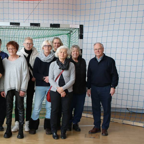 Gruppenfoto in einem Handballtor, v.l.: Physio Felix Zimmermann, Dagmar Wigger, Hille Schönauer, Susi Fabritius, Rita Bockemühl, Patricia Seifert, Ute Longerich, Monika Döring und Rolf Egbert.